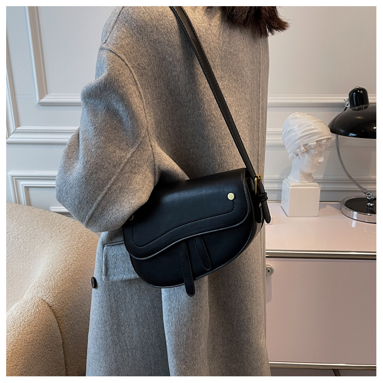 Niche Bag Female 2021 New Fashion Casual One-shoulder Messenger Texture Underarm Bag Commuter Bag display picture 6