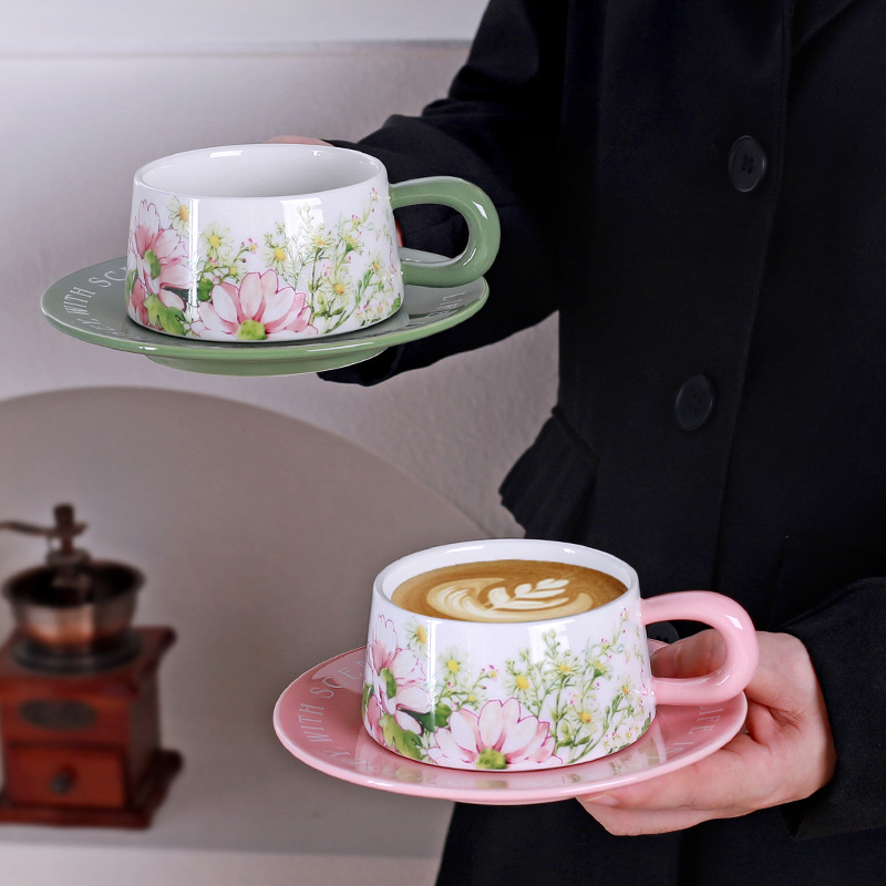 Estilo fresco pintado a mano pequeña margarita tulipán juego de tazas y platillos de té de la tarde en casa de oficina francesa de alto valor