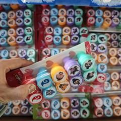 新商品の売れ行きは10カードの子供の印鑑の創意印鑑が可愛いです。