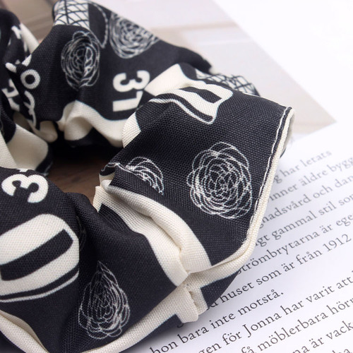 Korean version of Internet celebrity hair accessories, elegant small fragrant large intestine hair tie, simple retro black and white satin headband B362