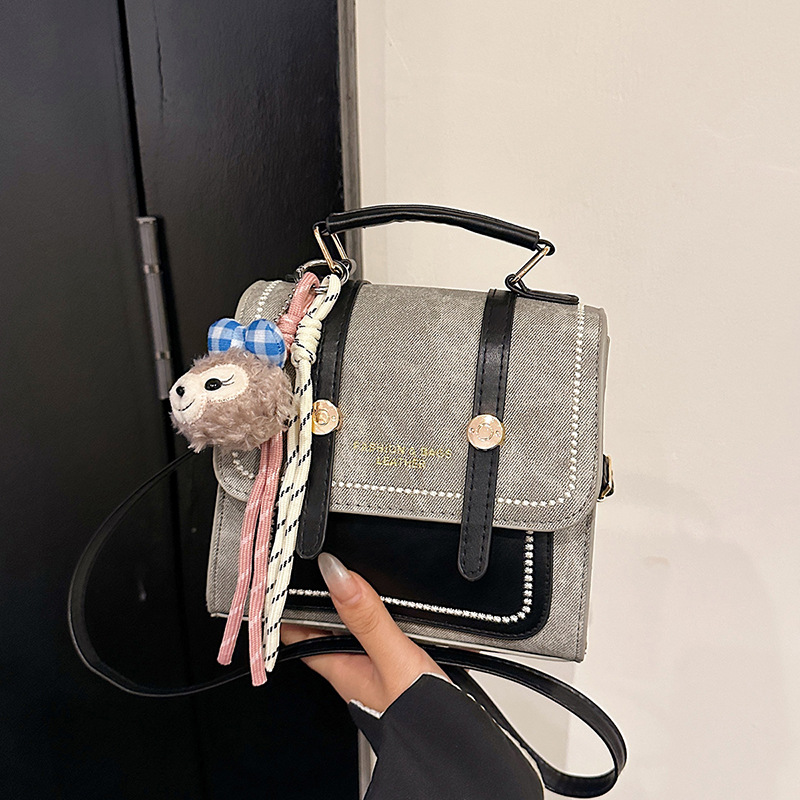 Mochila de mujer de moda de color contrastante 2025, nuevo estilo de estilo extranjero, mochila multifuncional para viajes de estudiantes.
