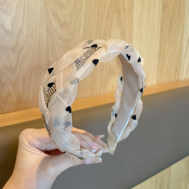 El mismo tipo de correa de ciervo blanco aumenta la altura de la correa de cabello plegada de la parte superior del cráneo. Las tarjetas de cabello de primavera muestran cara pequeña en 2025.