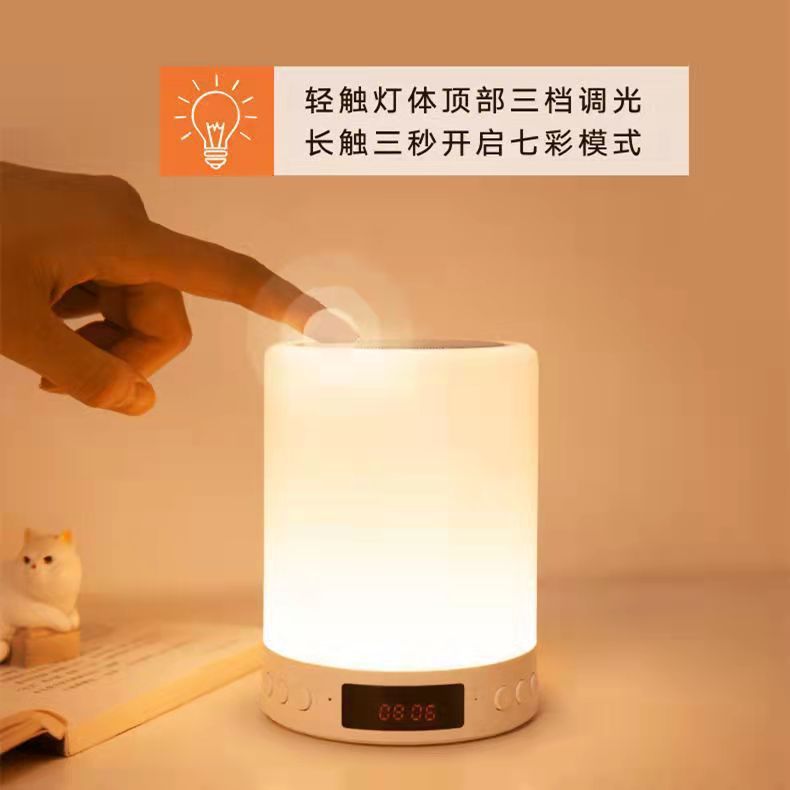 源は時計のbluetoothオーディオledをたたいて、ベッドの上のカラフルな雰囲気を示しています。|undefined