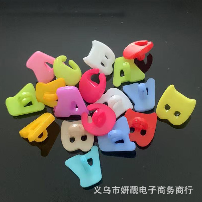 小额批发可爱彩色卡通儿童纽扣头饰塑料纽扣英文字母ABC服装辅料