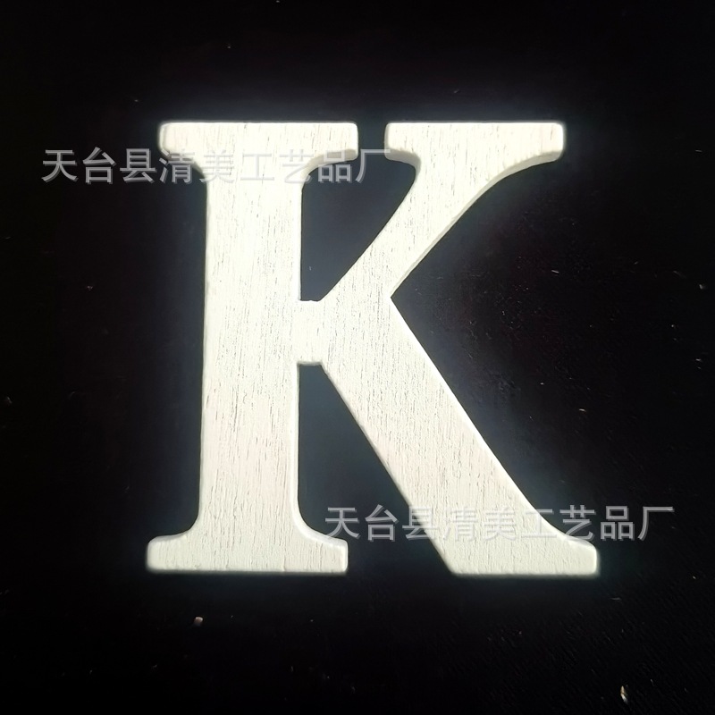 Nuevos productos transfronterizos Decoración navideña Colgante de hoja de madera Artesanía de madera Colgante pequeño Colgante de costura a cuadros negro y rojo