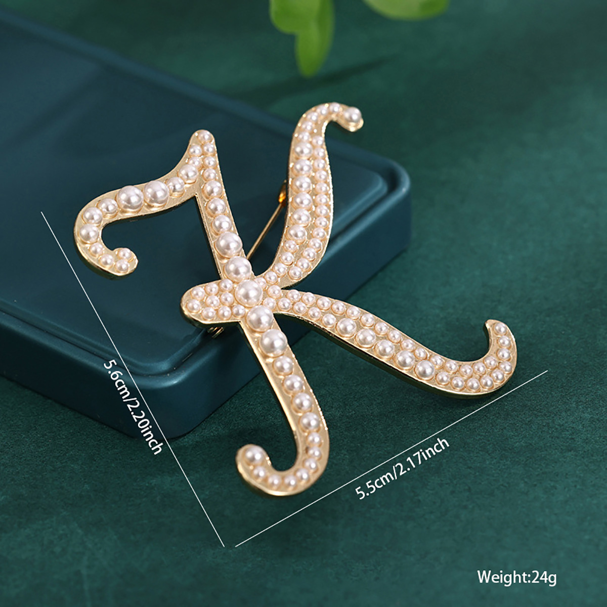 26 broches con letras en inglés de perlas, alfileres para ropa, decoraciones retro transfronterizas europeas y americanas, accesorios antiexposición para cuello