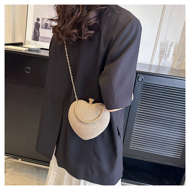 Women's Medium Pu Leather Solid Color Streetwear Heart-shaped Lock Clasp Crossbody Bag display picture 4