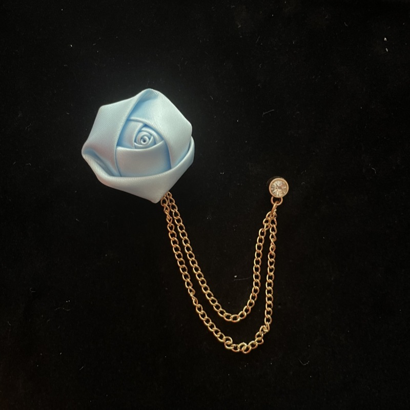 Broche de flor de rosa en tela para hombre con borlas boda_voghion.com