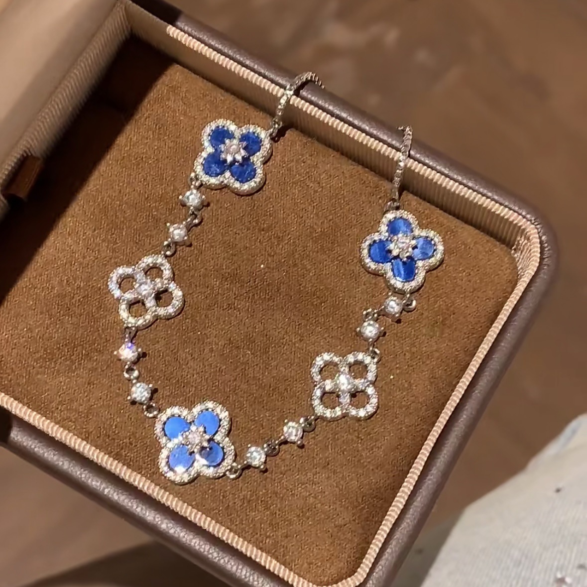 Pulsera de flores huecas en forma de diamante de circón, pulsera ligera de lujo de alta gama, joyería de temperamento de estilo de palacio retro europeo y americano al por mayor
