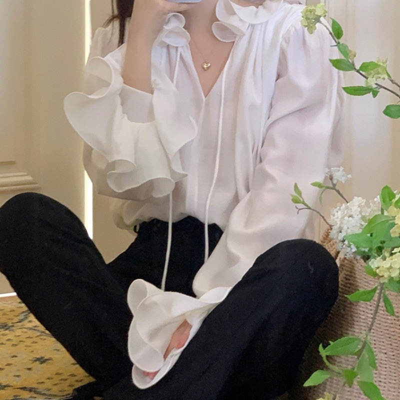 女性用白シャツ、ニッチなデザイン、初春のフレンチカラーレースアッププリーツ、ほんのり透けるベルスリーブトップス|undefined