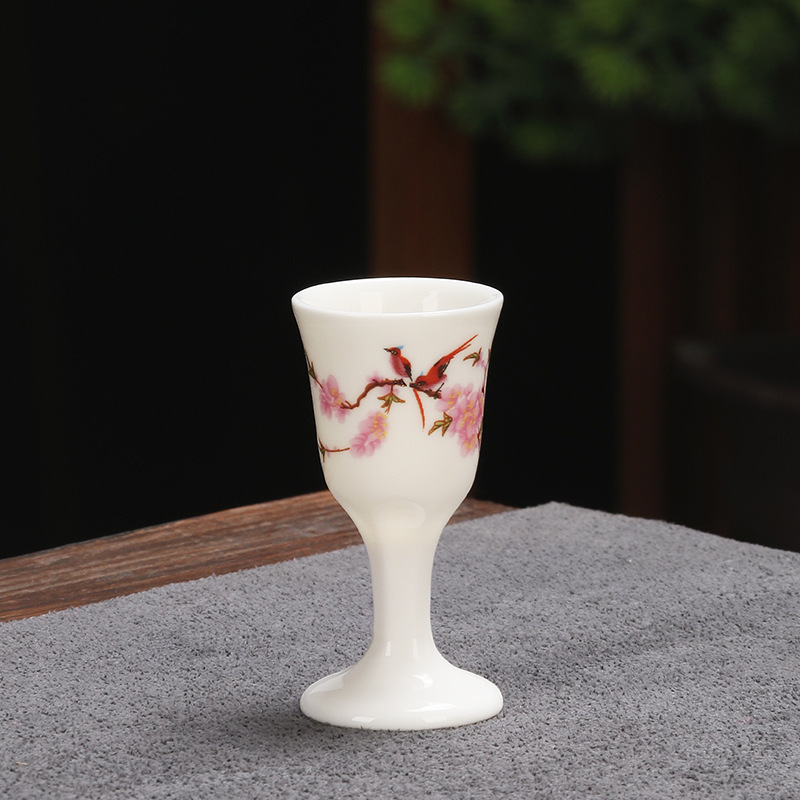 陶磁器の高足杯の白酒の一口の強い杯の青磁のロゴの花の面は贈り物のホテルの酒器の日用品を印刷します。|undefined