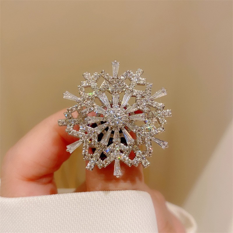 High-End Elegant Rotatable Zircon Snowflake Brooch for Women, Elegant Stereo Design, Autumn and Winter Brooch Corsage Accessories