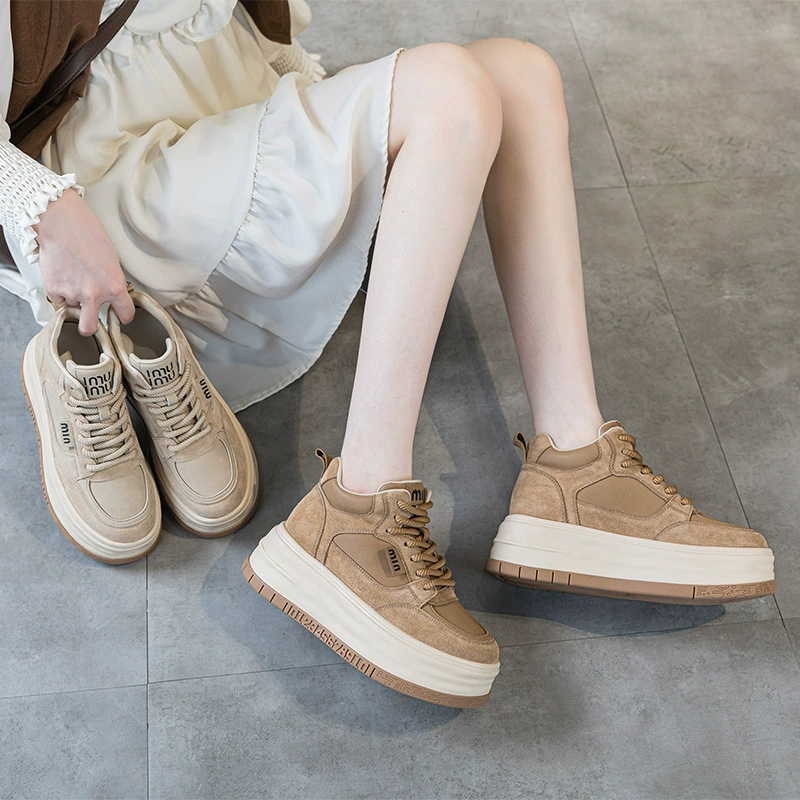 Универсальные белые кроссовки на платформе, комфортная повседневная обувь на высоте, осень, тренд сезона, для подростков