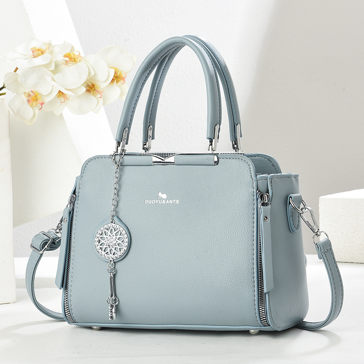 Bolsos bolsos de mujer estilo caliente 2025 fabricante comercio exterior nuevo bolso de mensajero de hombro de verano atmosférico y versátil