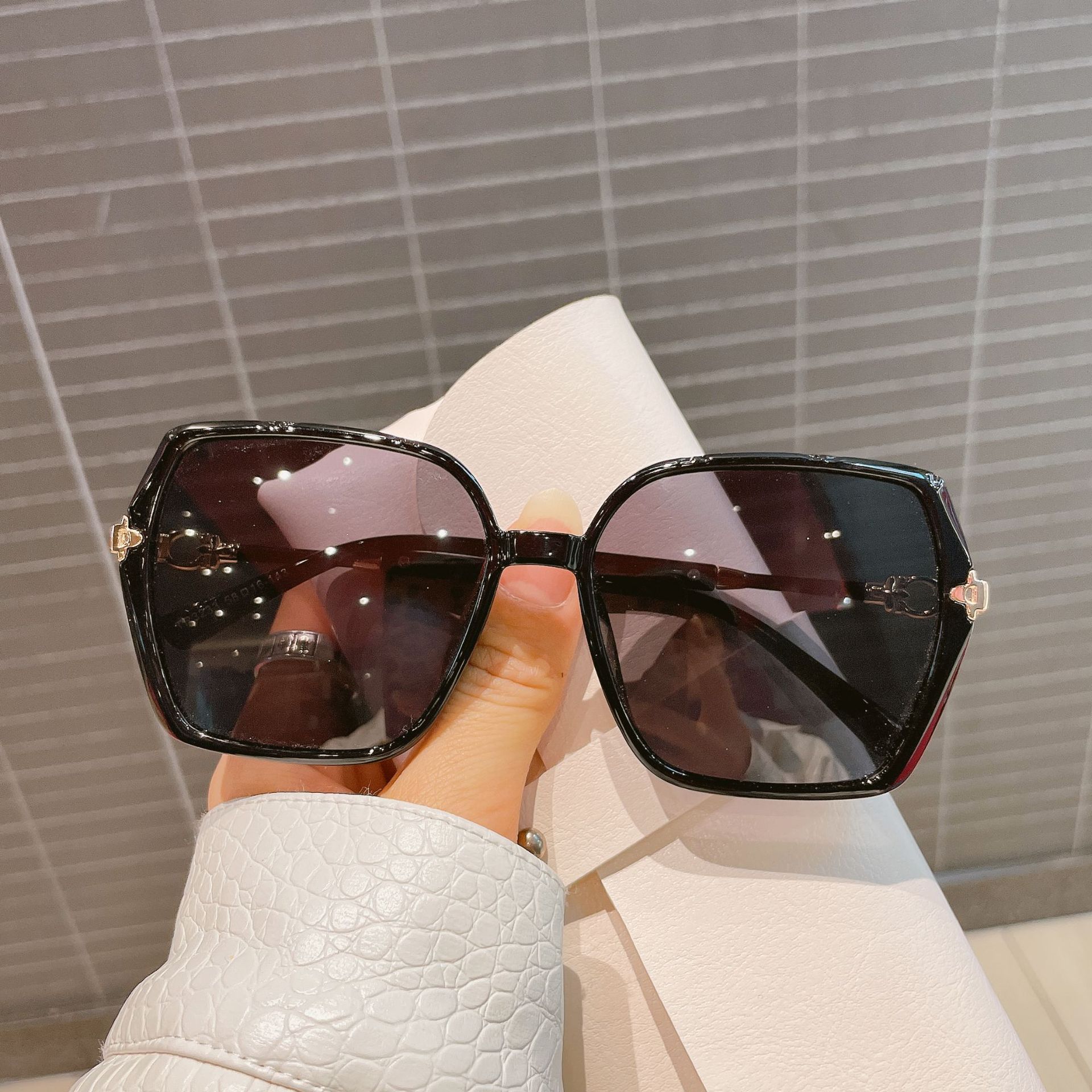 Simple Style Solid Color Resin Square Full Frame Women's Sunglasses display picture 11