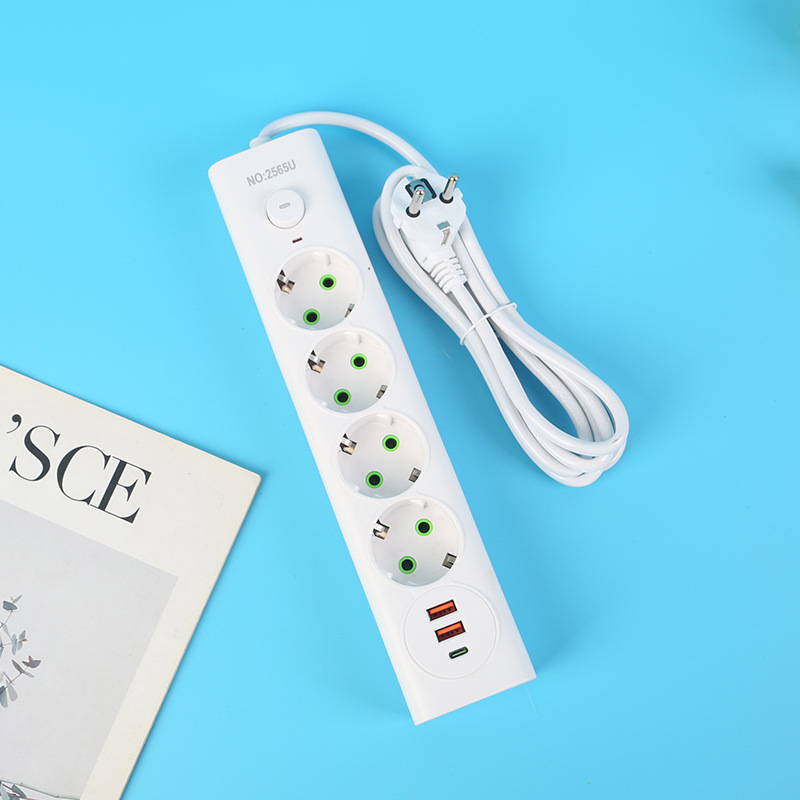 2USB + 1PD estilo europeo agujero enchufe estándar europeo ruso transfronterizo comercio electrónico blanco y negro bolsa de caja 4 agujeros