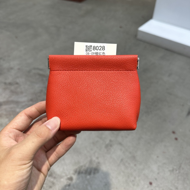 厚手の収納袋のトップ層の牛革は閉じています。