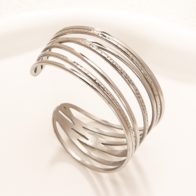 Fábrica en stock al por mayor de Europa y América transfronteriza de acero inoxidable en forma de C pulsera abierta ajustable chapado en oro 18K personalidad no se desvanece