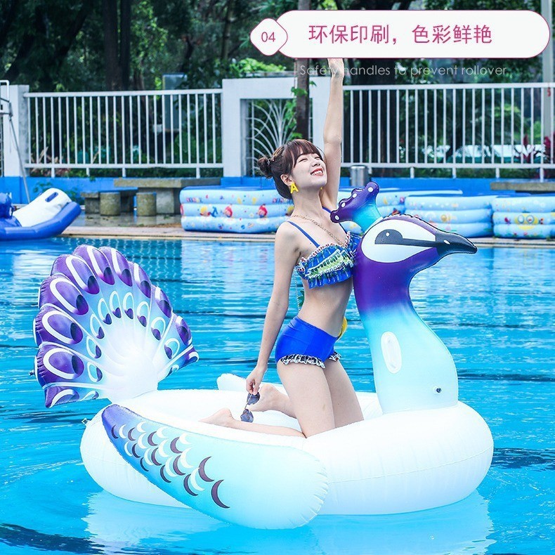 孔雀は浮きベッドの水上運動用品のおもちゃの現物に乗って空気を入れて浮きます。|undefined