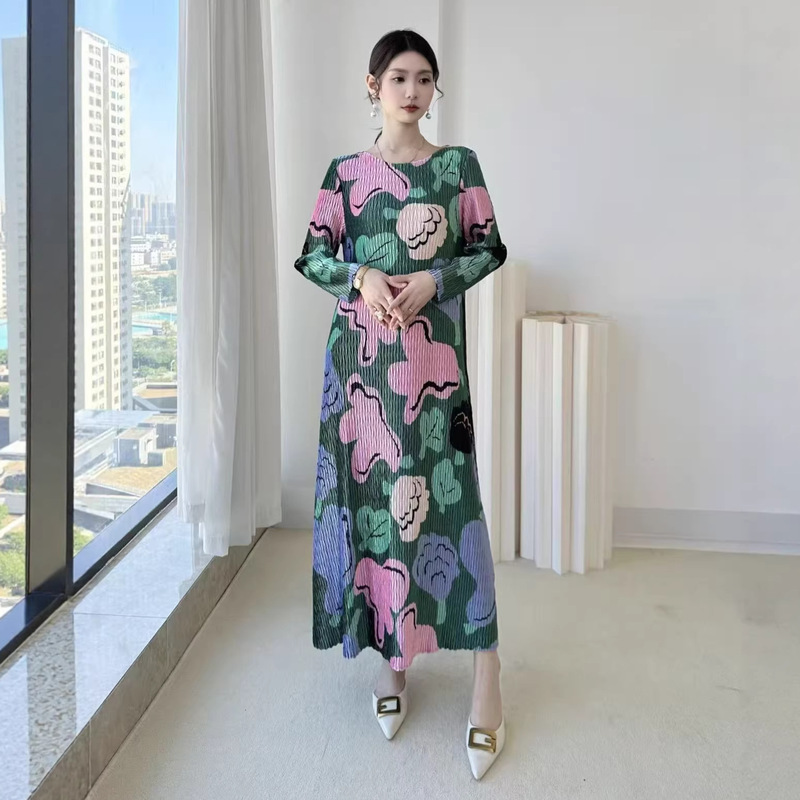 Miyake Autumn and Winter Retro Velvet Dress, Loose and Fashionable Printed Elegant Straight Dress, New Style Dress That Covers the Body and Makes You Look Slimmer