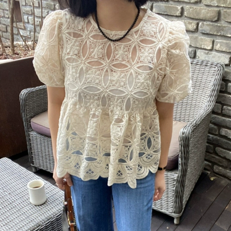 Летний комплект из двух предметов для женщин 2025 года: корейская шикарная рубашка с вышивкой в виде цветов, круглым вырезом, фонарными рукавами и короткими рукавами, с бретелями.