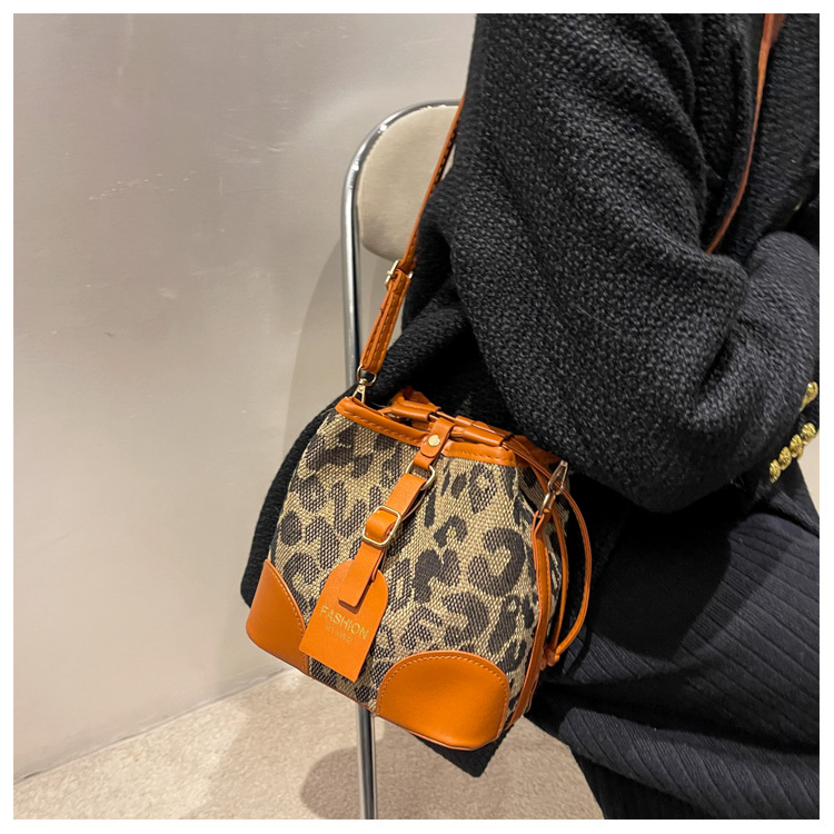 Fashion Small Bag Female New Fashion Autumn And Winter Retro One-shoulder Messenger Bag display picture 3