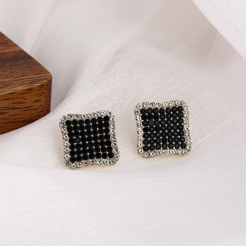 S925 aguja de plata Corea del Sur versátil personalizado geométrico cuadrado pendientes diamante incrustado estilo frío diseño simple pendientes