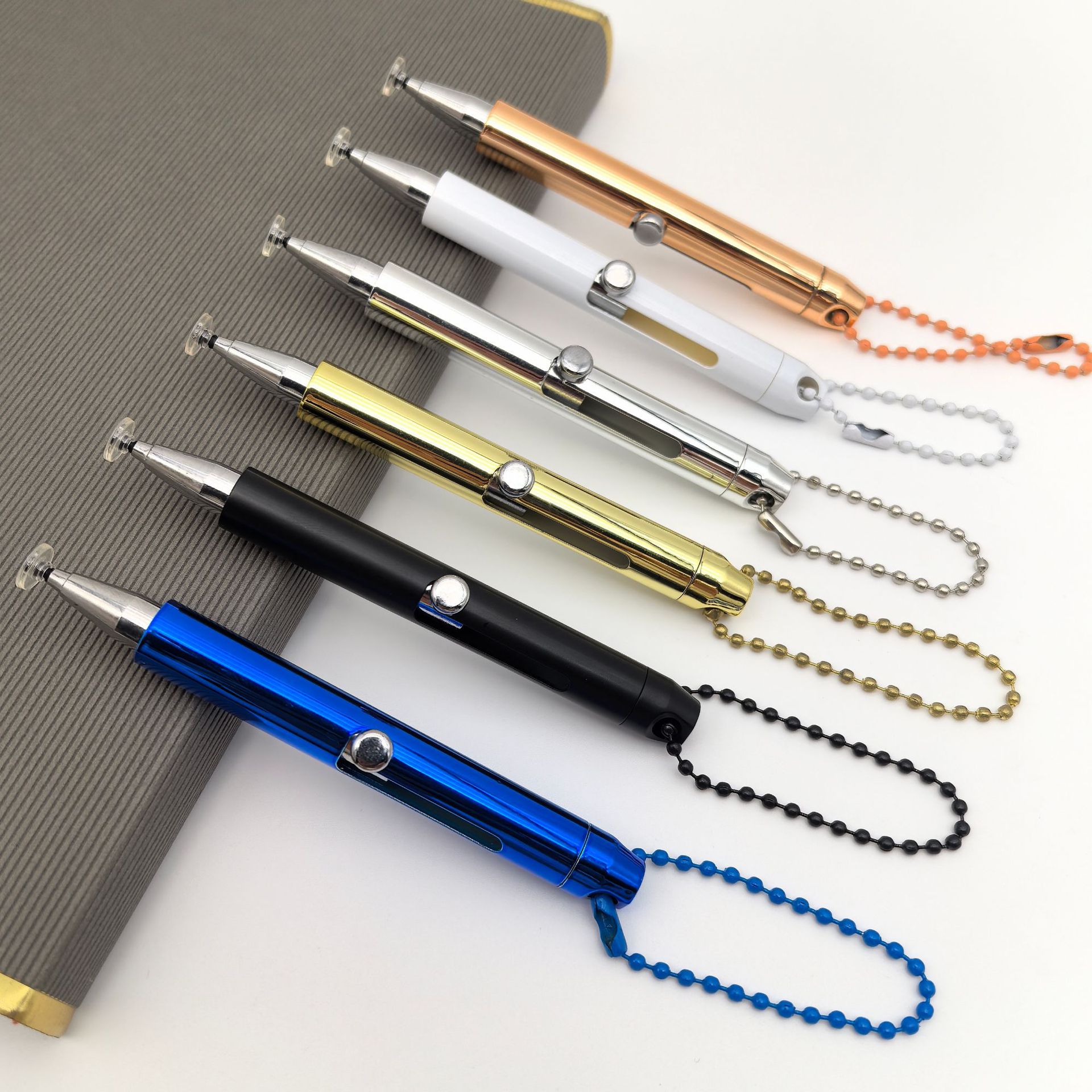 Nuevo lápiz táctil pulsador transfronterizo con electrónica colgante tipo pequeño lápiz de disco recubierto UV hermoso lápiz de mano