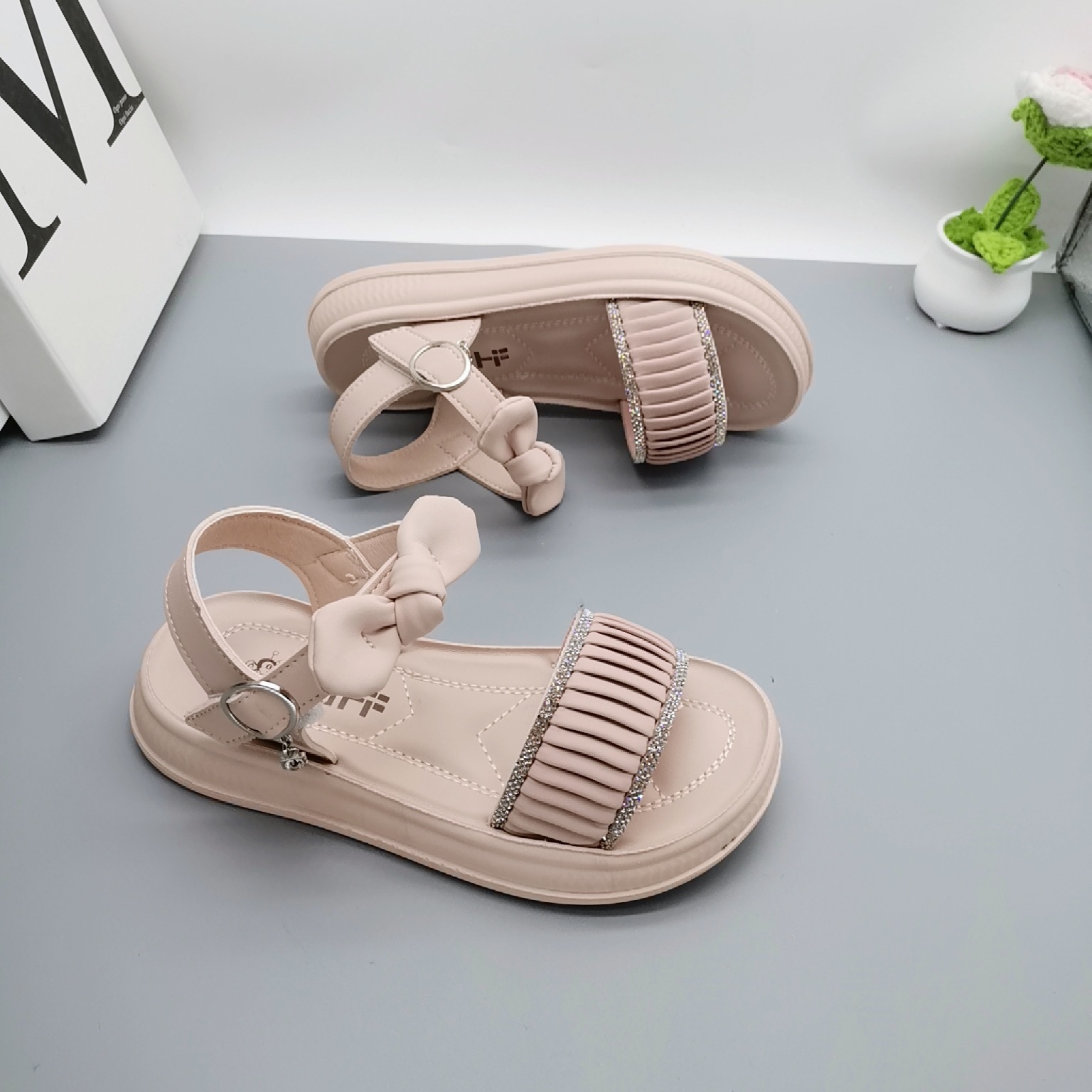 Verano caliente 2025 retro tesoro femenino 6-12 años a través de la red zapatos casuales antideslizantes tendón de res niñas zapatos de princesa para niños grandes