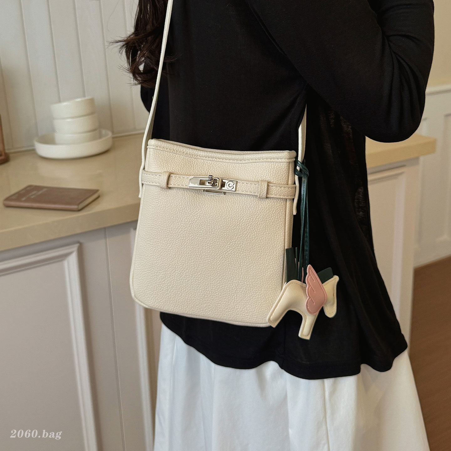 Lichi mujer nueva moda exquisita nicho de fuego verano 2026 temperamento bolso de moda móvil mochila de hombro estampado