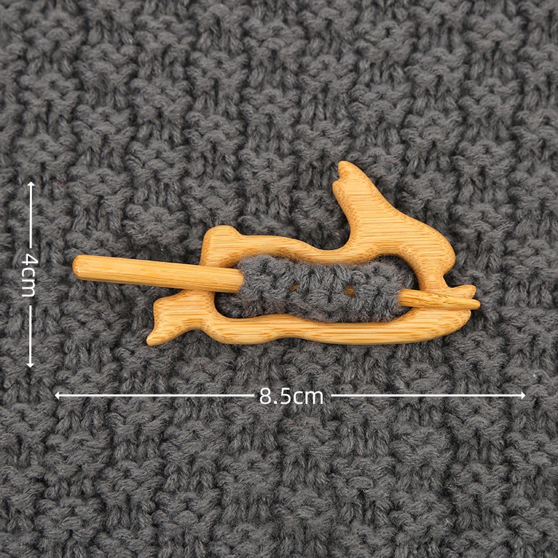 Broche madera pin con diseño animal, regalo original y artesanal.