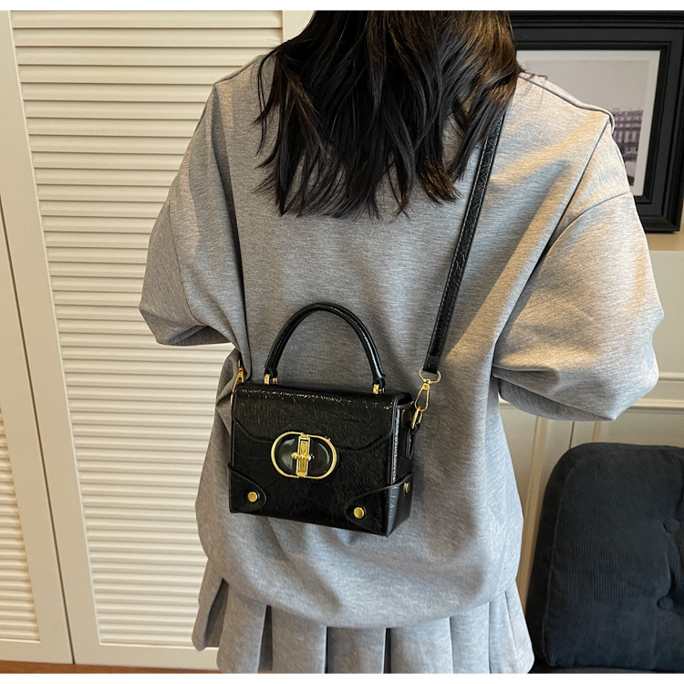 This year, the trendy square box bag for women in 2025 is a new, fashionable, versatile and high-quality single-shoulder crossbody bag undefined