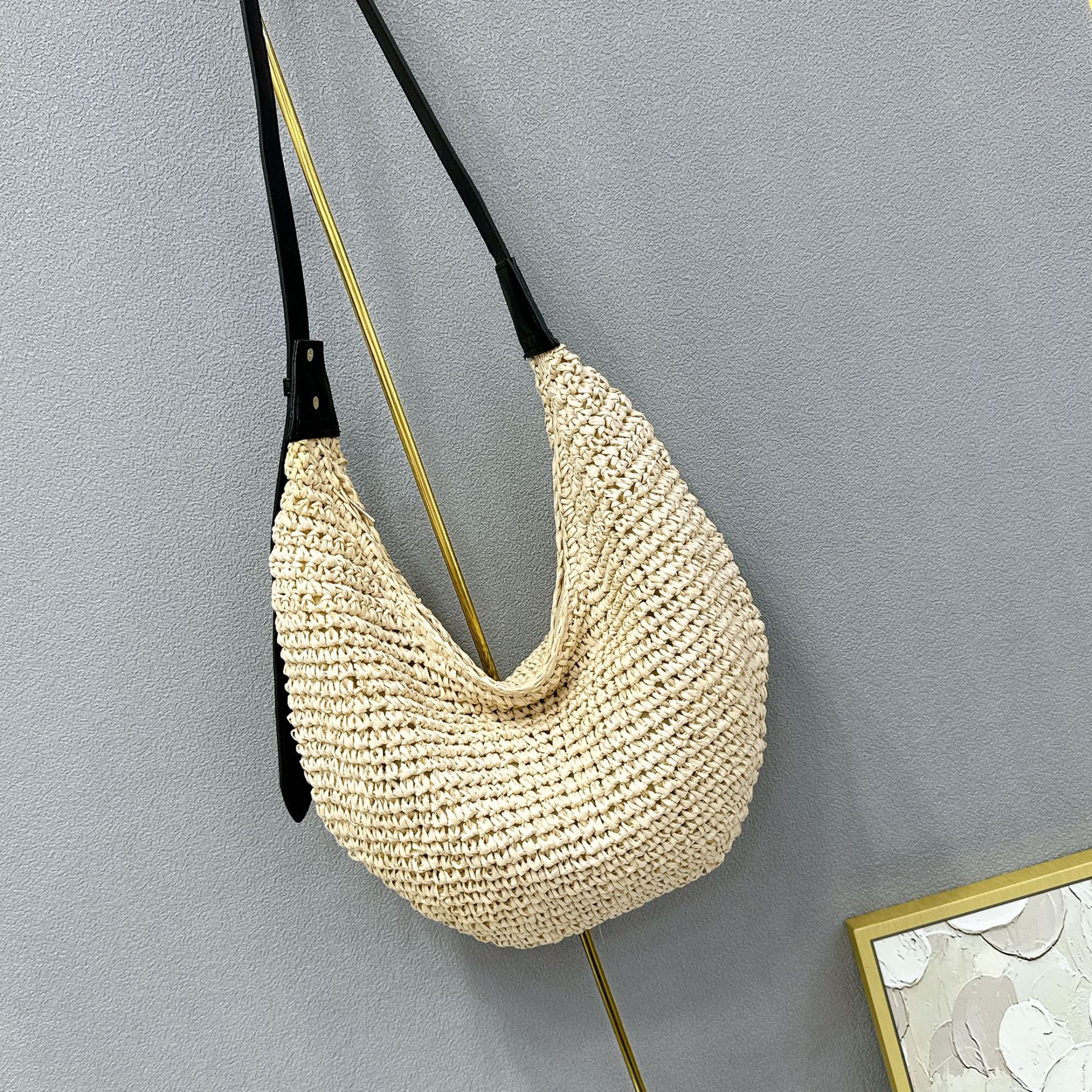 Un bolso de tejido popular para el cabello está de moda, con un bolso de tejido de paja diagonal de un hombro, un bolso de mujer de boston, un bolso de Newton treasure.