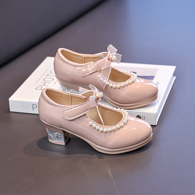 Zapatos de niñas verano 2026 nuevos zapatos de princesa de niños de tacones gruesos zapatos de lefour de niña pequeña zapatos de cuero