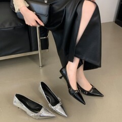 フランス式の美しい銀色の浅い口の先の靴の女性の靴は1足で1足で通勤の気質のハイヒールに乗ります。