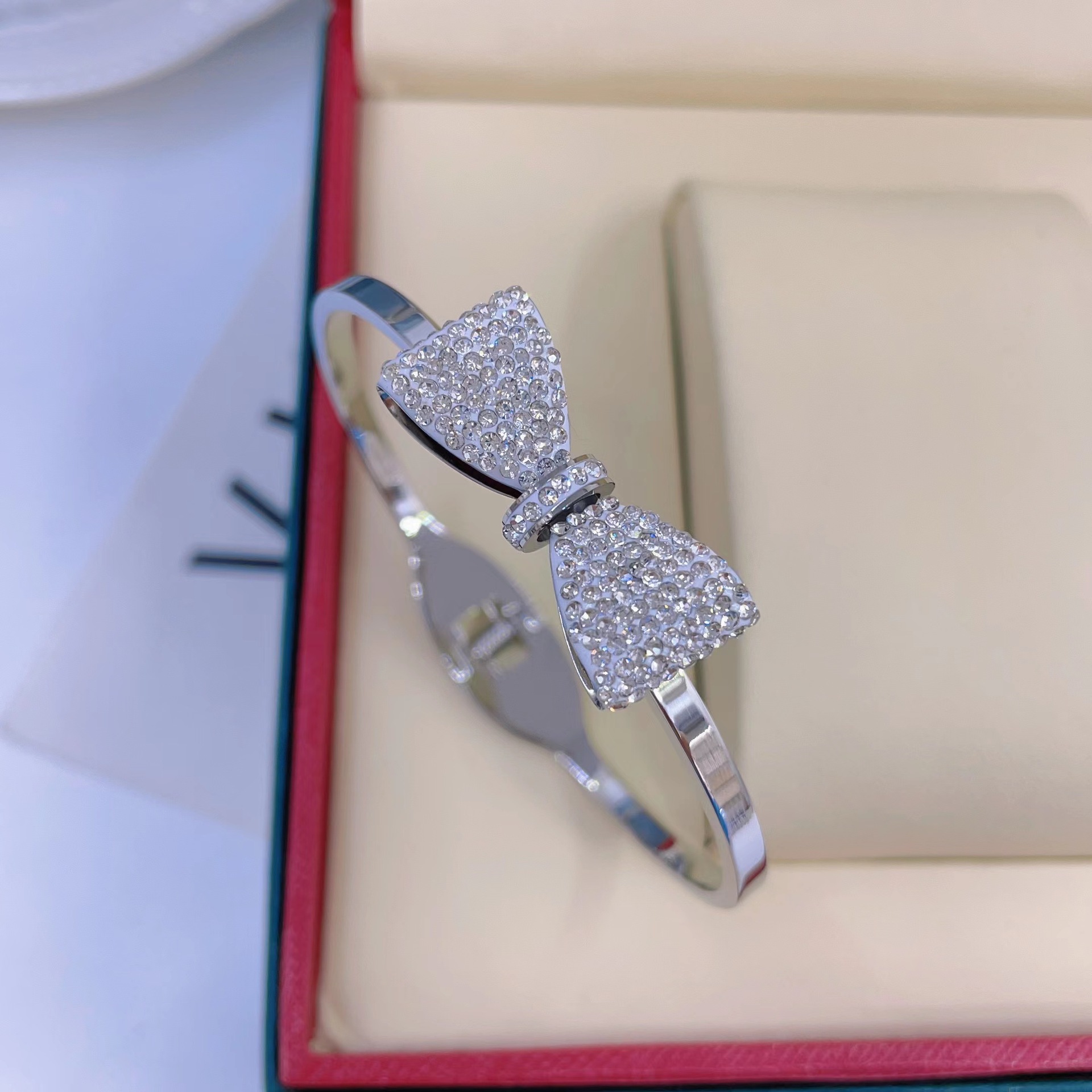 En stock fábrica directa Transfronteriza Popular electrochapado 18K pulsera de acero de titanio femenina personalidad no se desvanece moda nicho moda