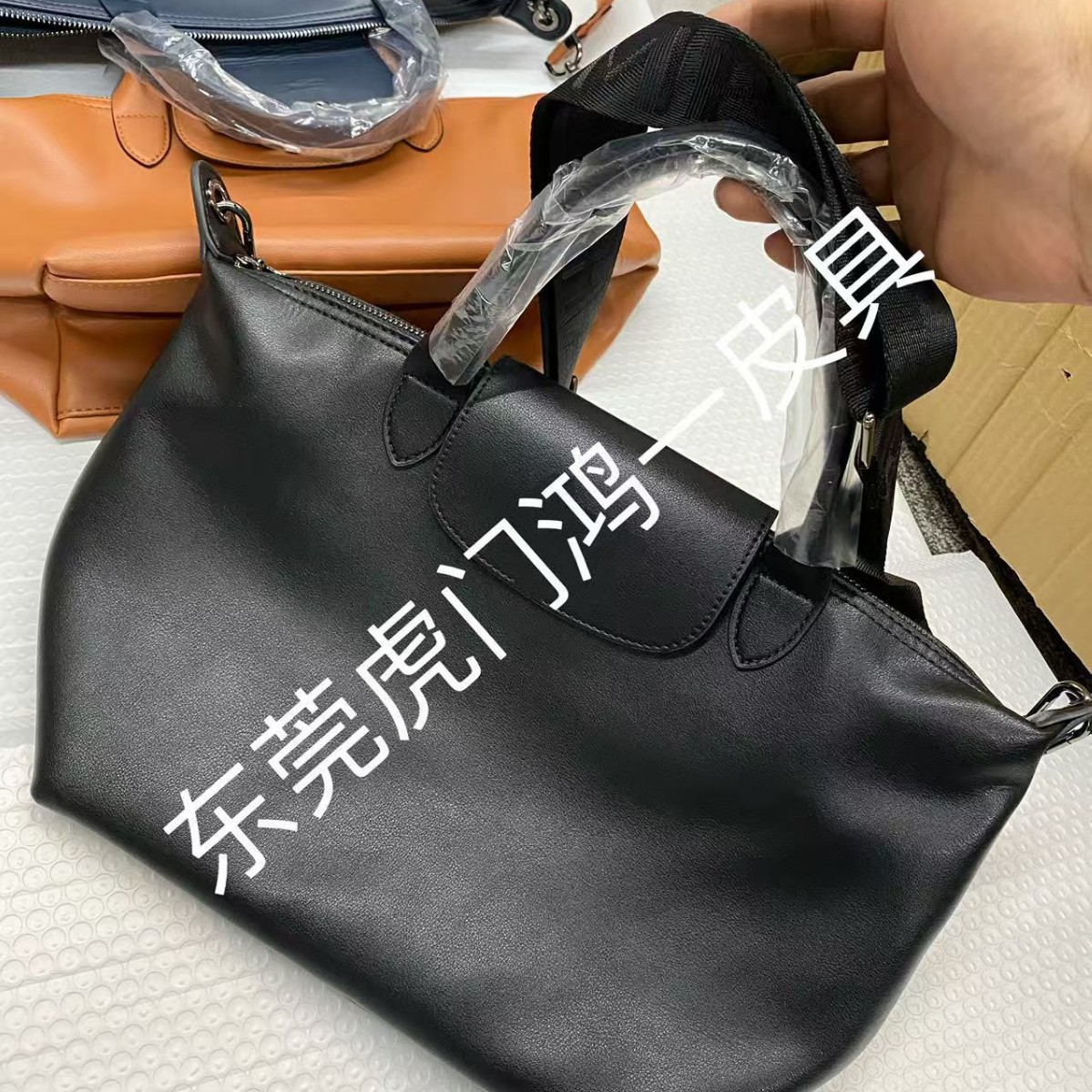 하이 퀄리티 스몰 사이즈 정품 가죽 칼 스킨 휴대용 크로스 바디 만두 백 작업 및 통근 대용량 유니버설 여성용 섬유 가방