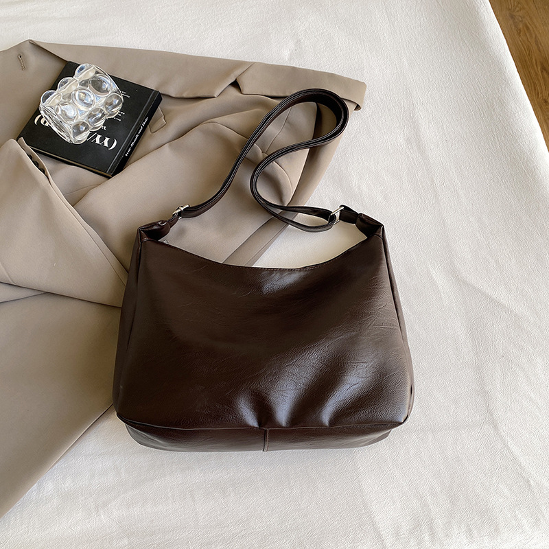 Bolsos de mujer de gran capacidad de invierno 2023 nuevo estilo urbano simple popular bolso de mensajero bolso de hombro de moda al por mayor