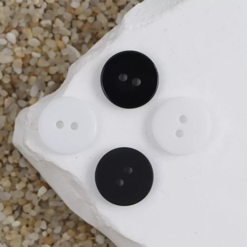 现货 平面两孔树脂纽扣真丝衬衫亚麻衬衣毛衣风衣哑光白色黑色扣