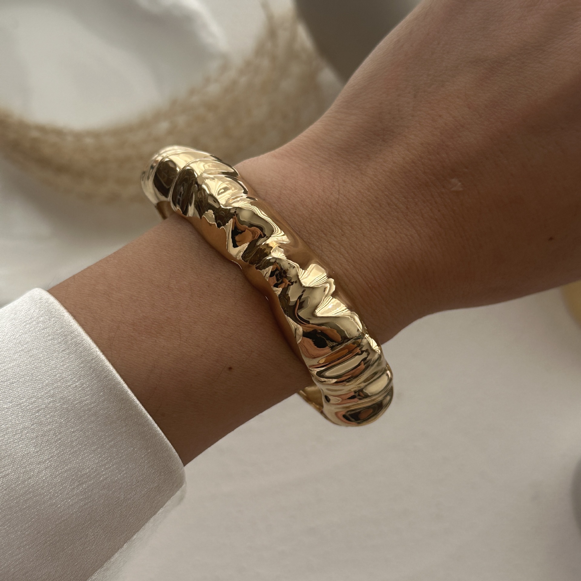 56g Weight Bangle Classification Alloy Chain Material 1 Piece Quantity Daily Occasion Alloy Material Solid Color Pattern Women's Gender Plating Design Exaggerated, Simple Style Style Exaggerated Simple Style Solid Color Alloy Bangles Wholesale 17