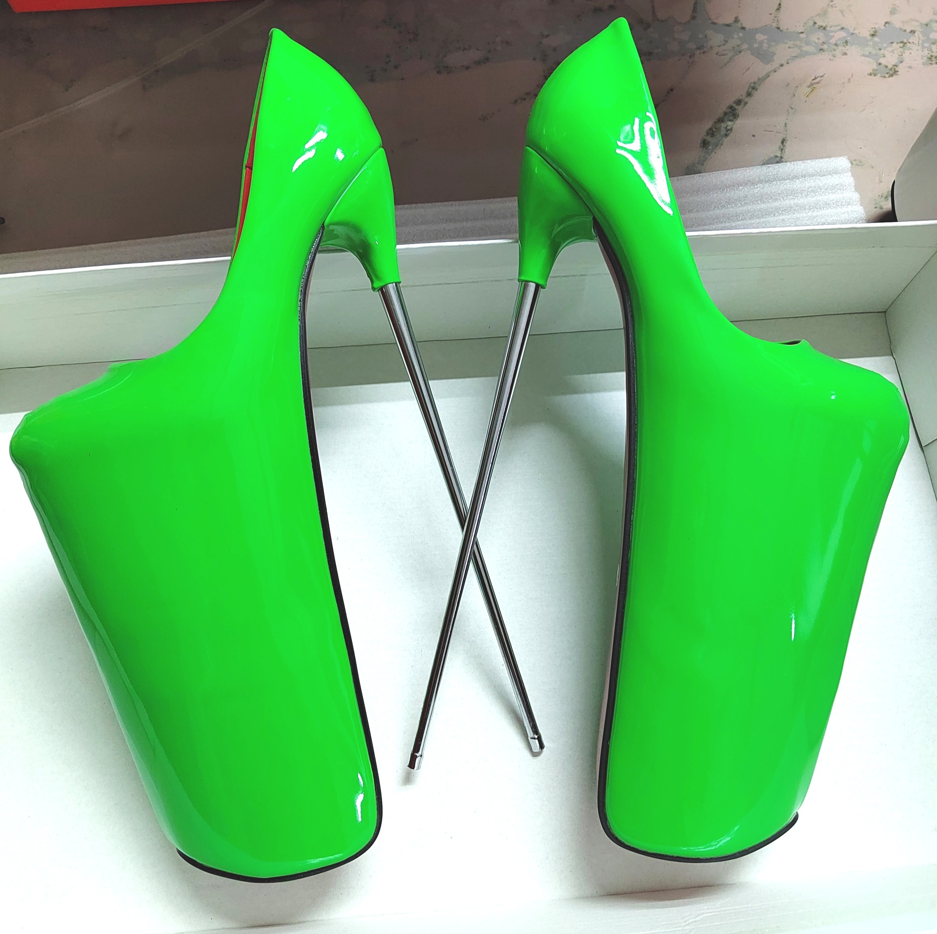 Giày cao gót nữ mũi nhọn gót thép 30 cm phong cách Âu Mỹ — Trắng (bên trong màu đỏ)