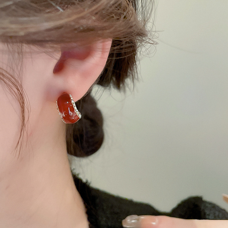 Chinesisches rotes trendiges, mit Diamanten verziertes, öltropfendes C-förmiges, vielseitiges Temperament mit Nischen-High-End-Gefühl, Instagram_voghion.com
