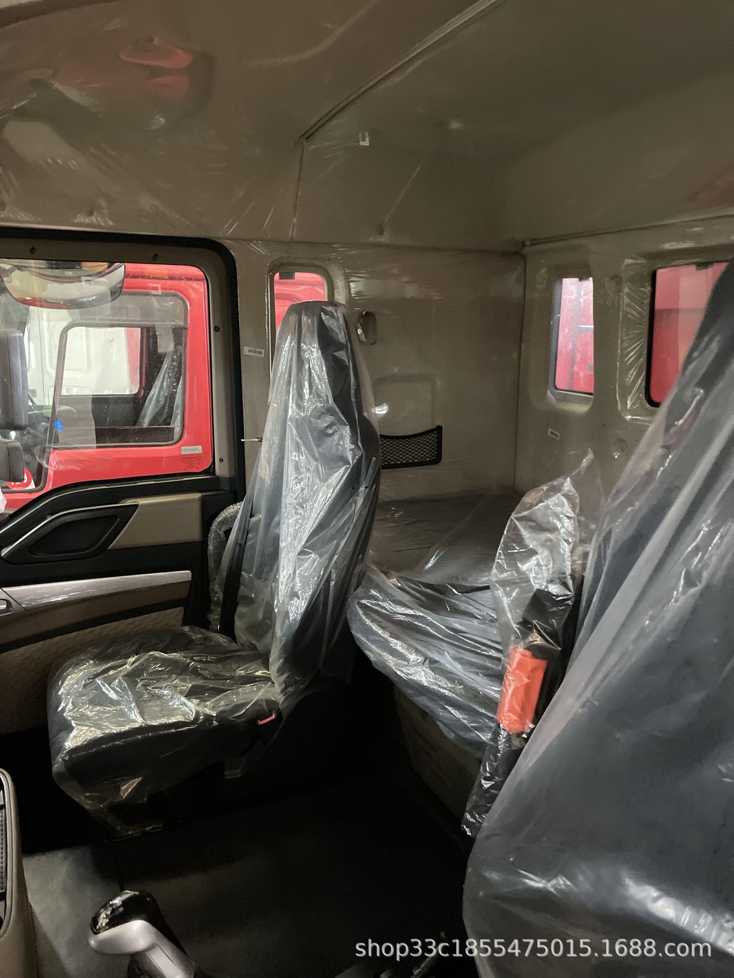 Factory exports HOWOTX dump truck, eight-wheel high-power soil transport engineering tipper truck, direct foreign trade supply