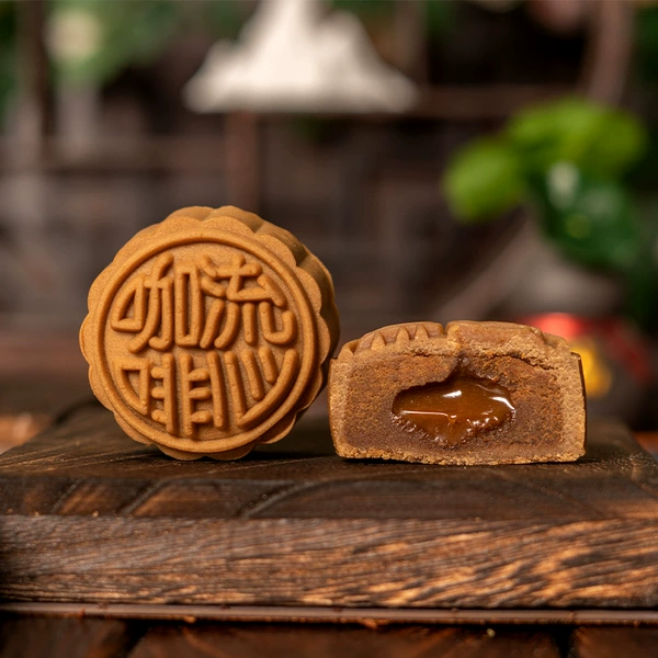 Low sweet coffee flowing heart moon cake