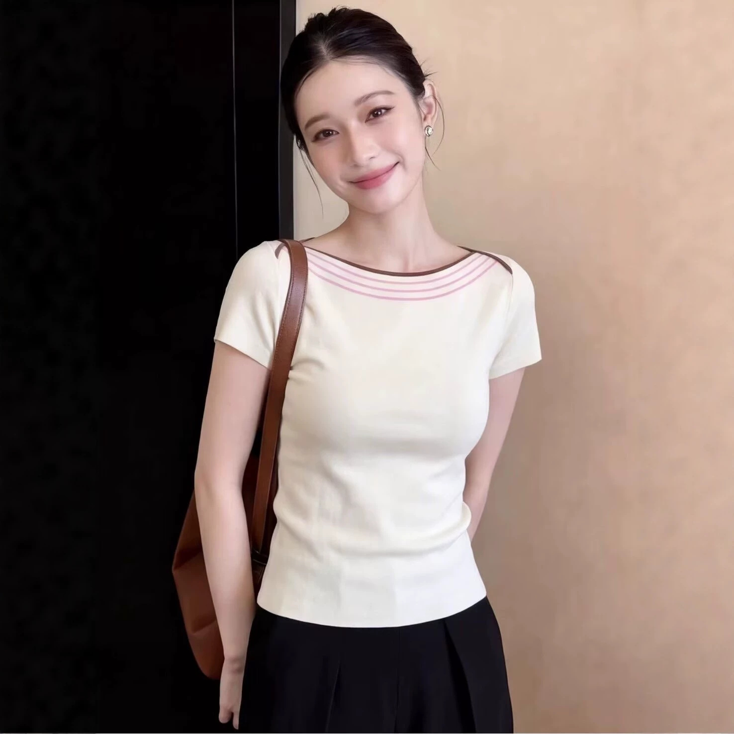 Áo thun ngắn tay nữ cổ tròn phong cách Hàn Quốc, thiết kế ôm eo tôn dáng — màu trắng chi tiết 3