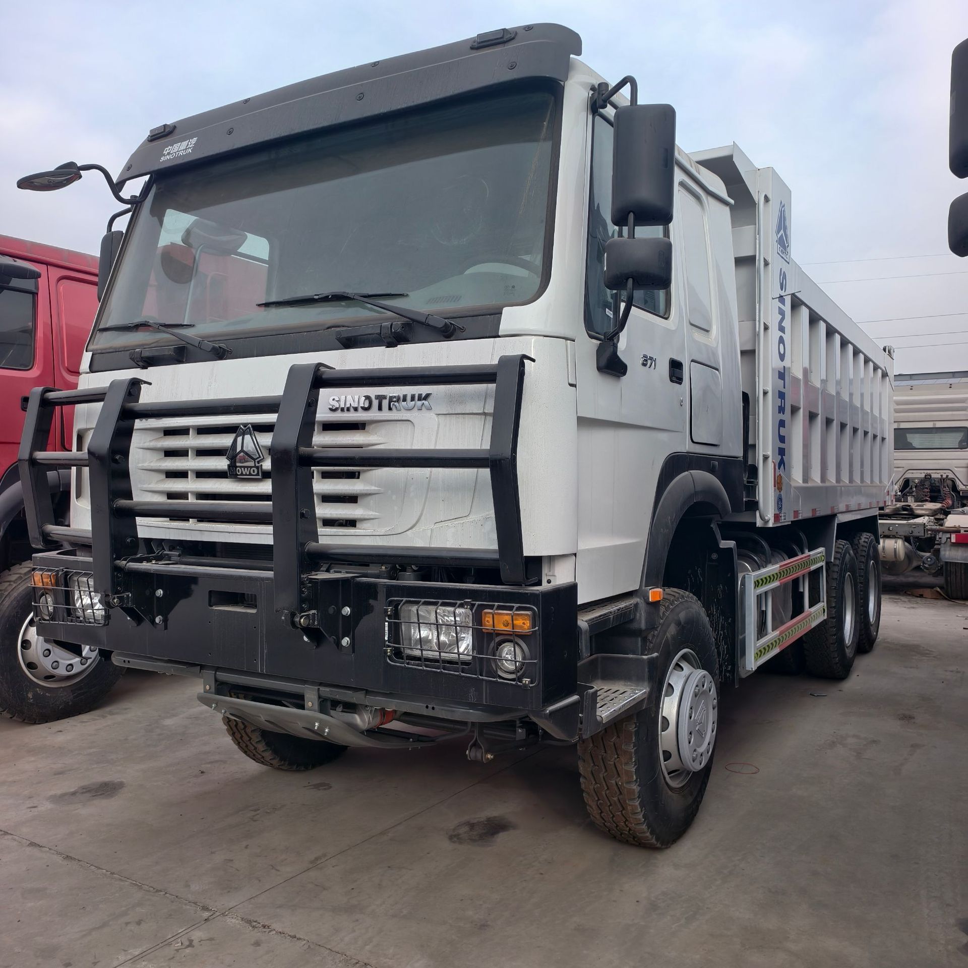 Cross-Border Export of African 10-Wheel Dump Truck 6×4 8×4 Dump Truck with Three Major Pumps 371/380 Horsepower