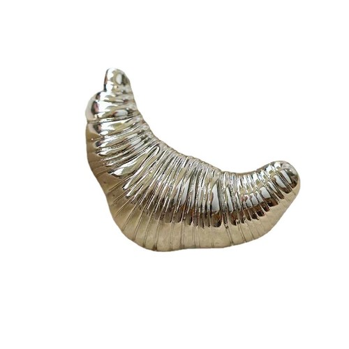 Fever-style horn bag brooch for women, suitable for all seasons, temperament, stereoscopic and cute, new fashion and personalized brooch.