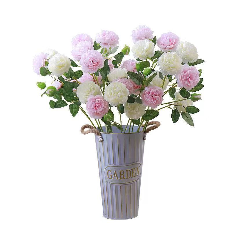洋牡丹の造花は花の家庭の客間に花束を飾っています。|undefined