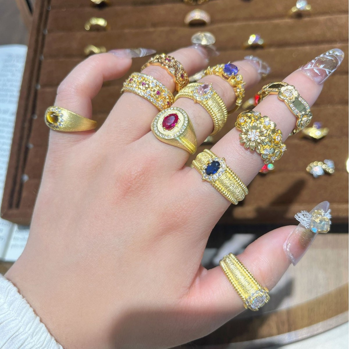 Bague d'index vintage en émail brossé clair, ornée de rubis et de diamants violets, style empilable, haut de gamme et polyvalente_voghion.com
