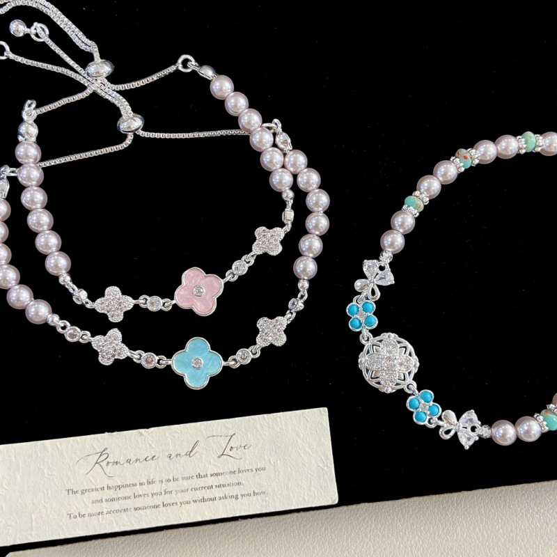 Blue Pine Color Four-Leaf Flower Pull-Out Pearl Bracelet with a Luxurious Feel, Inlaid with Diamonds, Sky Blue and Pink Manta Shijia Pearl Jewelry for Women